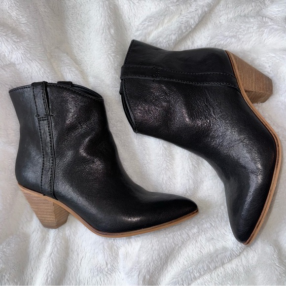 FRYE AND CO. Shoes - FRYE & Co Maley Pull Tab Pointed Toe Black Leather Western Ankle Bootie Size 6